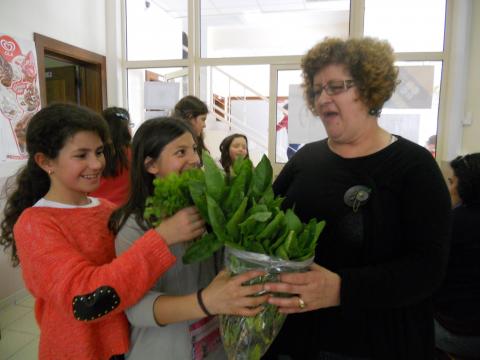 Venda de espinafres à comunidade  escolar, pelos alunos que participaram nos trabalhos da horta